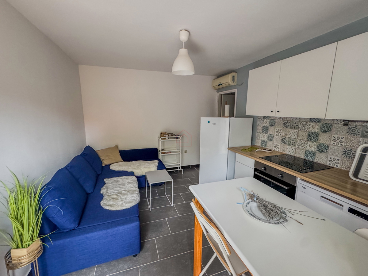 Dvojna hiša blizu plaže Betina s štirimi stanovanji