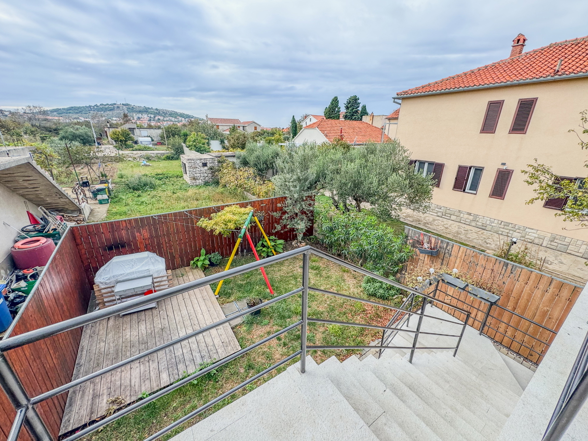 Dvojna hiša blizu plaže Betina s štirimi stanovanji