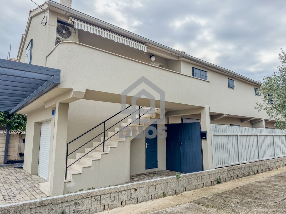 Dvojna hiša blizu plaže Betina s štirimi stanovanji