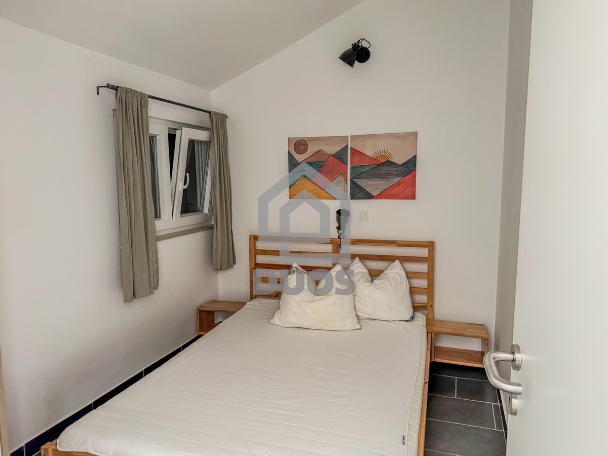 Dvojna hiša blizu plaže Betina s štirimi stanovanji