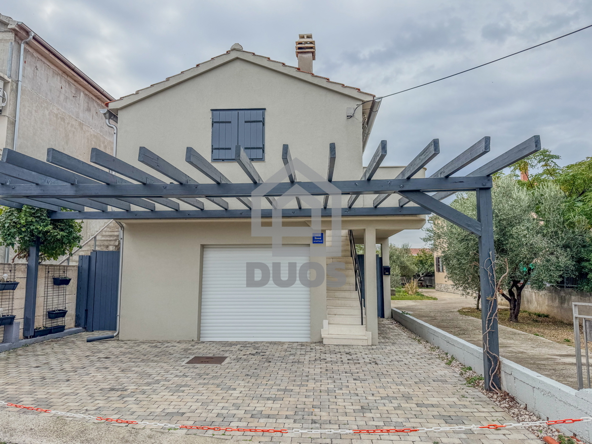 Dvojna hiša blizu plaže Betina s štirimi stanovanji