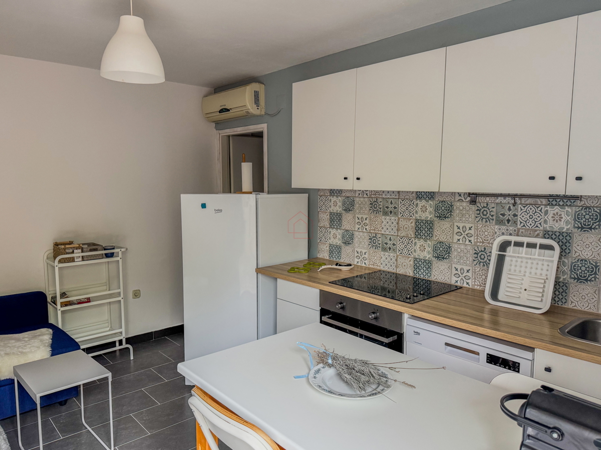 Dvojna hiša blizu plaže Betina s štirimi stanovanji