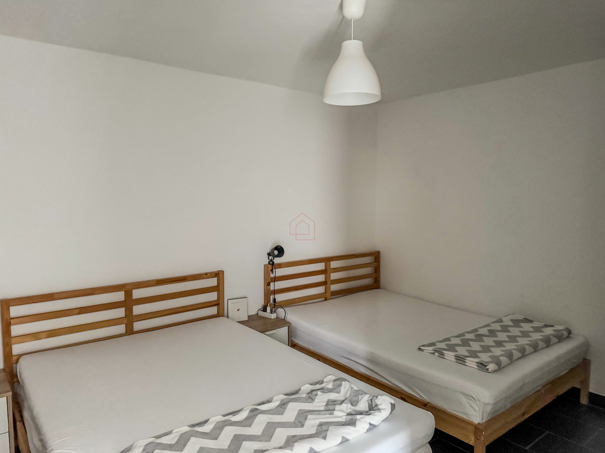 Dvojna hiša blizu plaže Betina s štirimi stanovanji