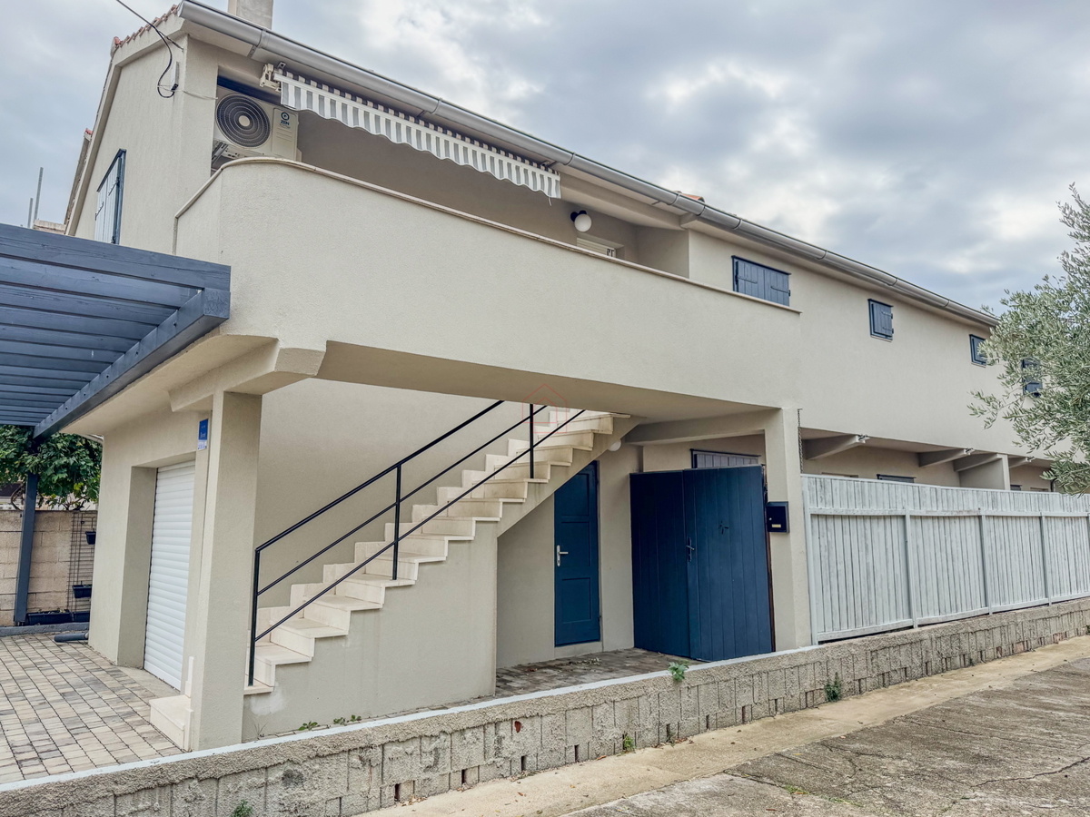 Dvojna hiša blizu plaže Betina s štirimi stanovanji