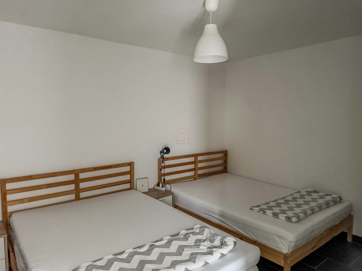 Dvojna hiša blizu plaže Betina s štirimi stanovanji