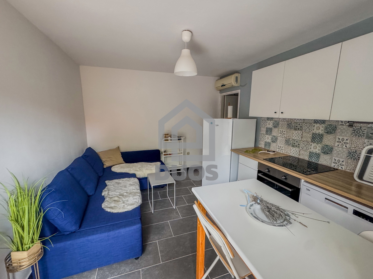 Dvojna hiša blizu plaže Betina s štirimi stanovanji