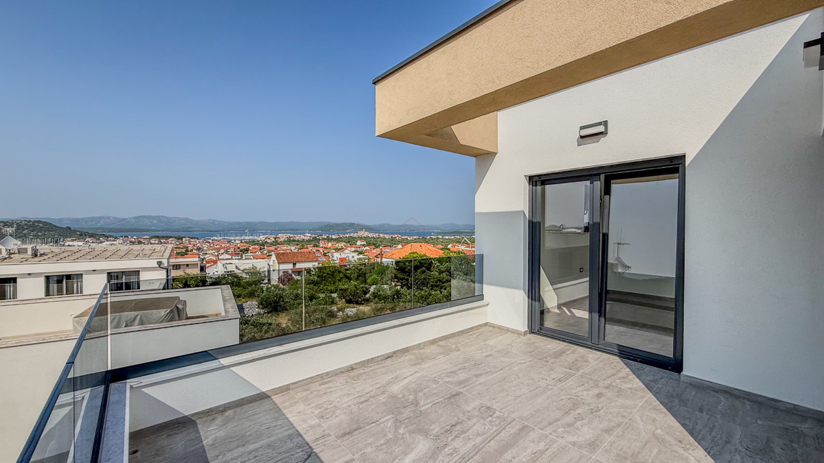 Čudovit penthouse v središču Murterja s čudovitim pogledom na morje