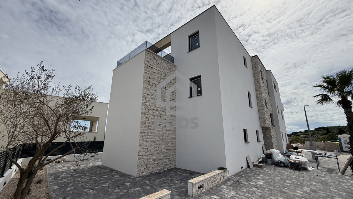 Čudovit penthouse v središču Murterja s čudovitim pogledom na morje
