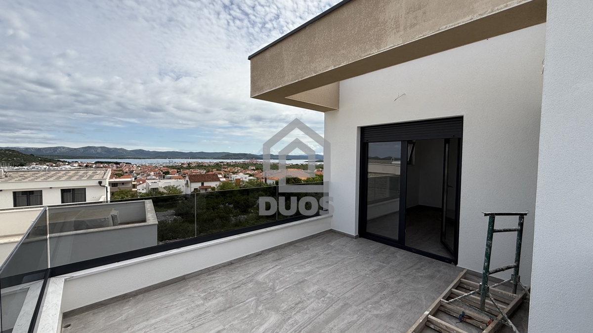 Čudovit penthouse v središču Murterja s čudovitim pogledom na morje