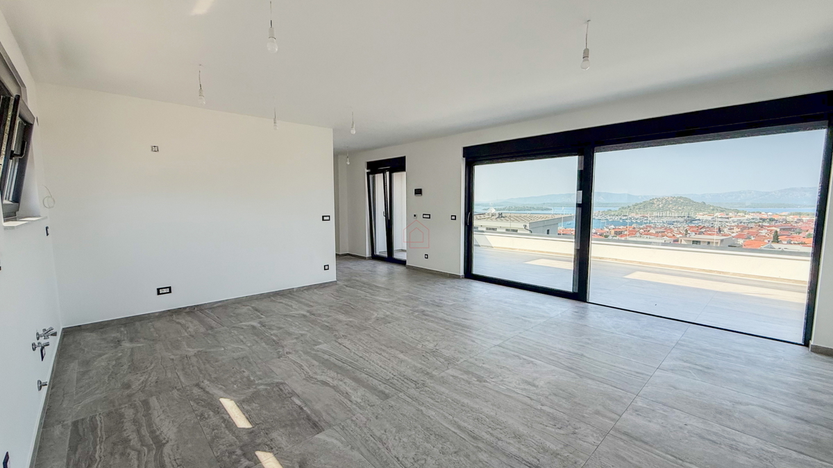 Čudovit penthouse v središču Murterja s čudovitim pogledom na morje