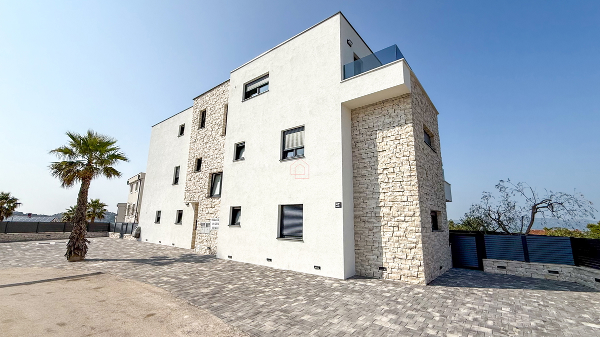 Čudovit penthouse v središču Murterja s čudovitim pogledom na morje