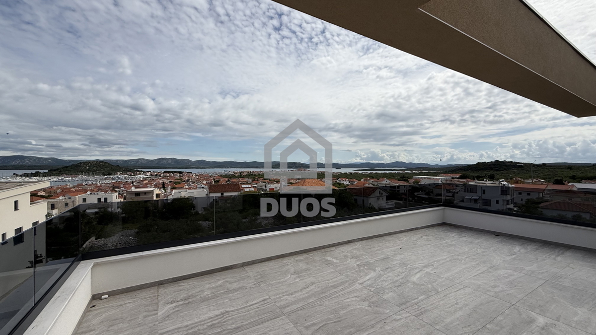 Čudovit penthouse v središču Murterja s čudovitim pogledom na morje