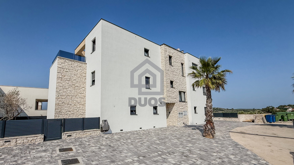 Čudovit penthouse v središču Murterja s čudovitim pogledom na morje