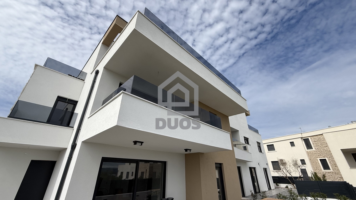 Čudovit penthouse v središču Murterja s čudovitim pogledom na morje