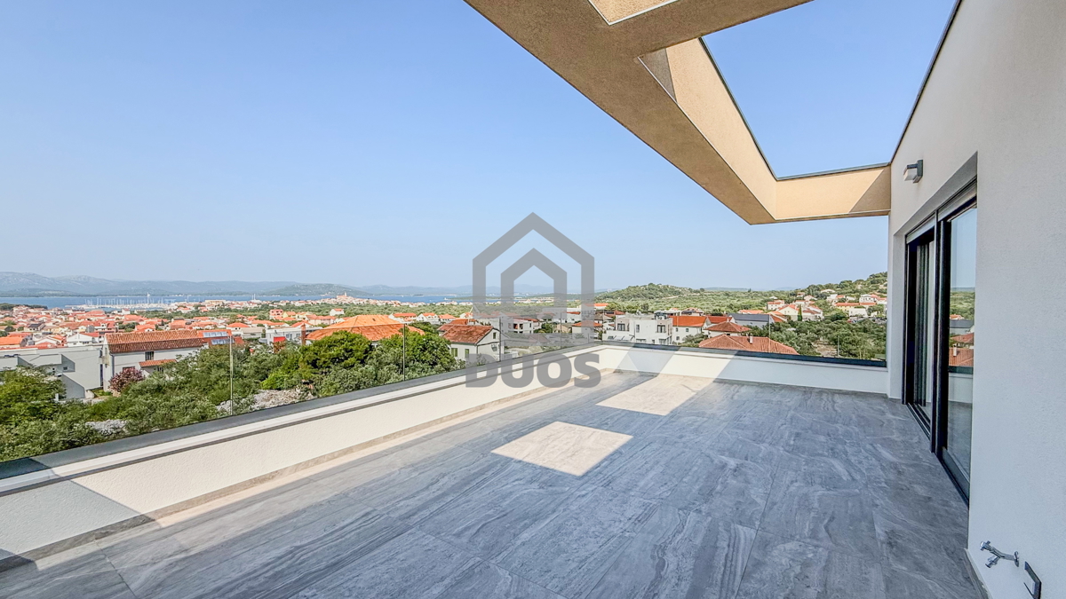 Čudovit penthouse v središču Murterja s čudovitim pogledom na morje