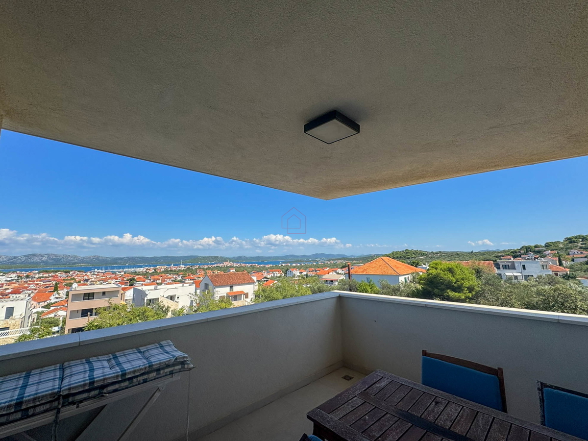 Penthouse s tremi spalnicami, s panoramskim razgledom in garažo