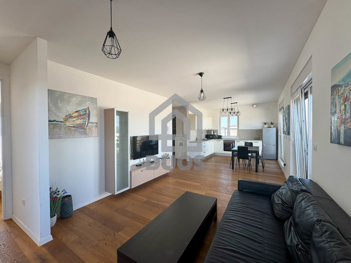 Penthouse s tremi spalnicami, s panoramskim razgledom in garažo