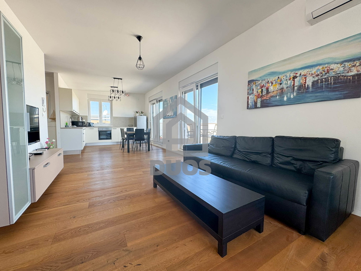 Penthouse s tremi spalnicami, s panoramskim razgledom in garažo