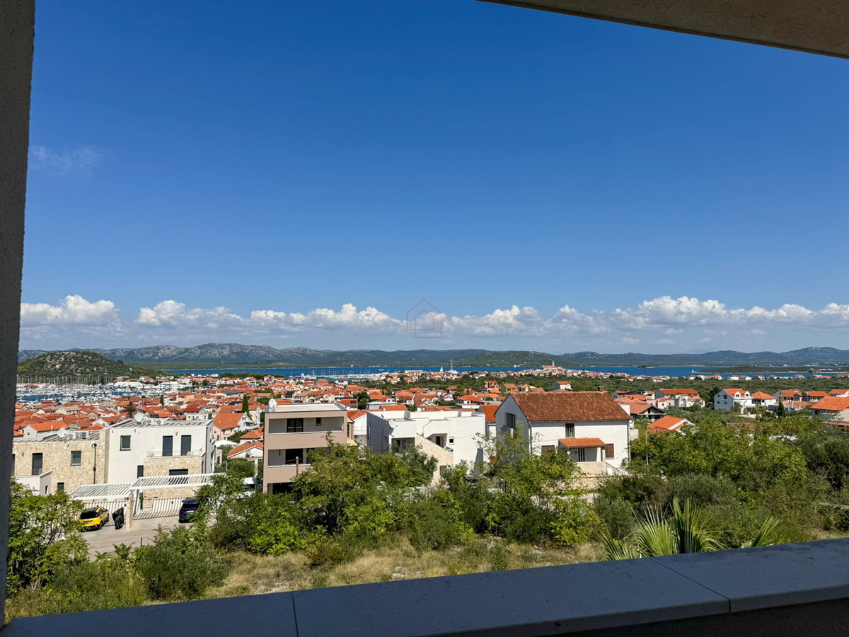 Penthouse s tremi spalnicami, s panoramskim razgledom in garažo