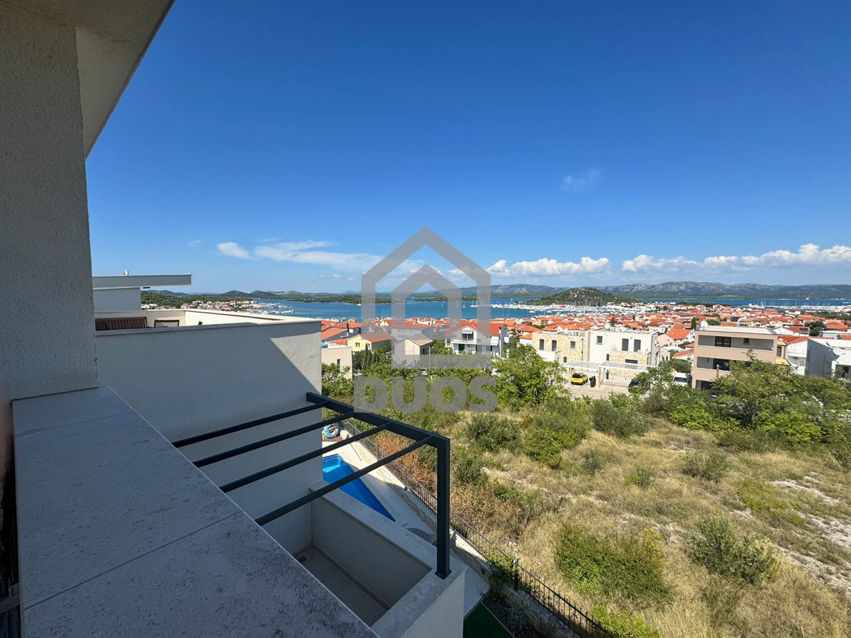 Penthouse s tremi spalnicami, s panoramskim razgledom in garažo