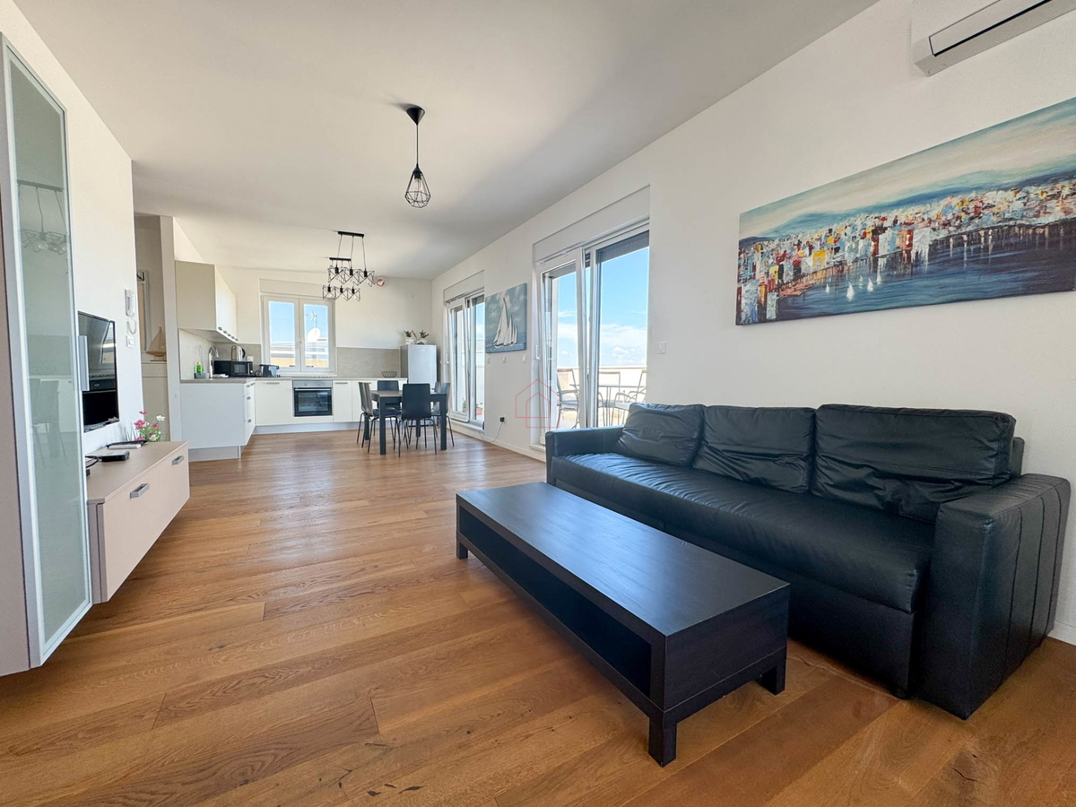 Penthouse s tremi spalnicami, s panoramskim razgledom in garažo