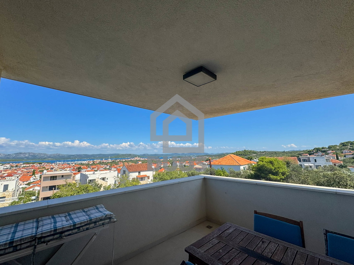 Penthouse s tremi spalnicami, s panoramskim razgledom in garažo