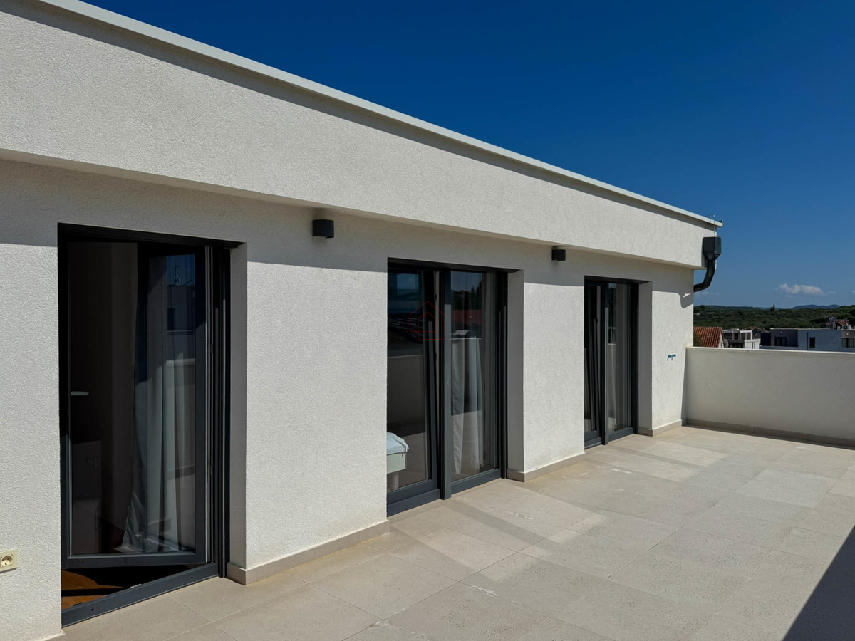 Penthouse s tremi spalnicami, s panoramskim razgledom in garažo