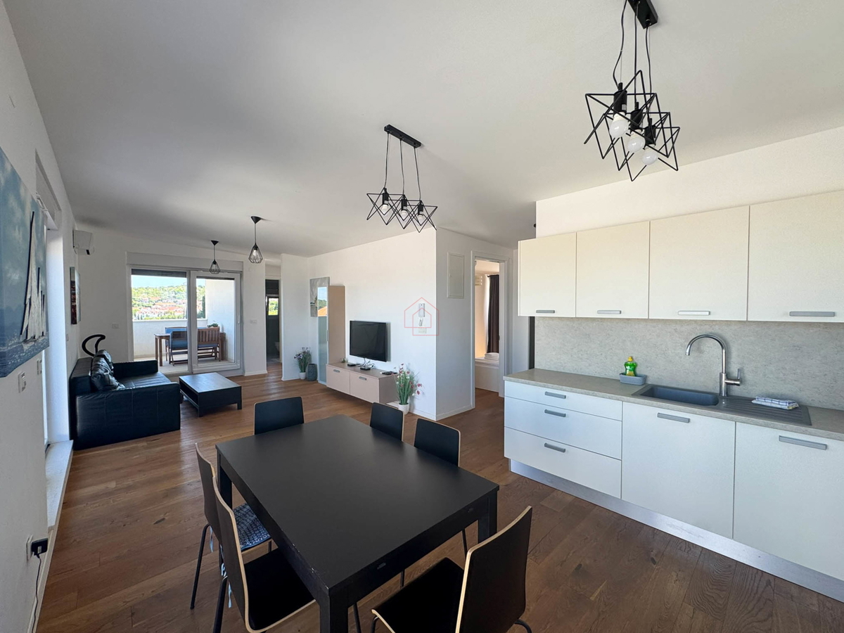 Penthouse s tremi spalnicami, s panoramskim razgledom in garažo