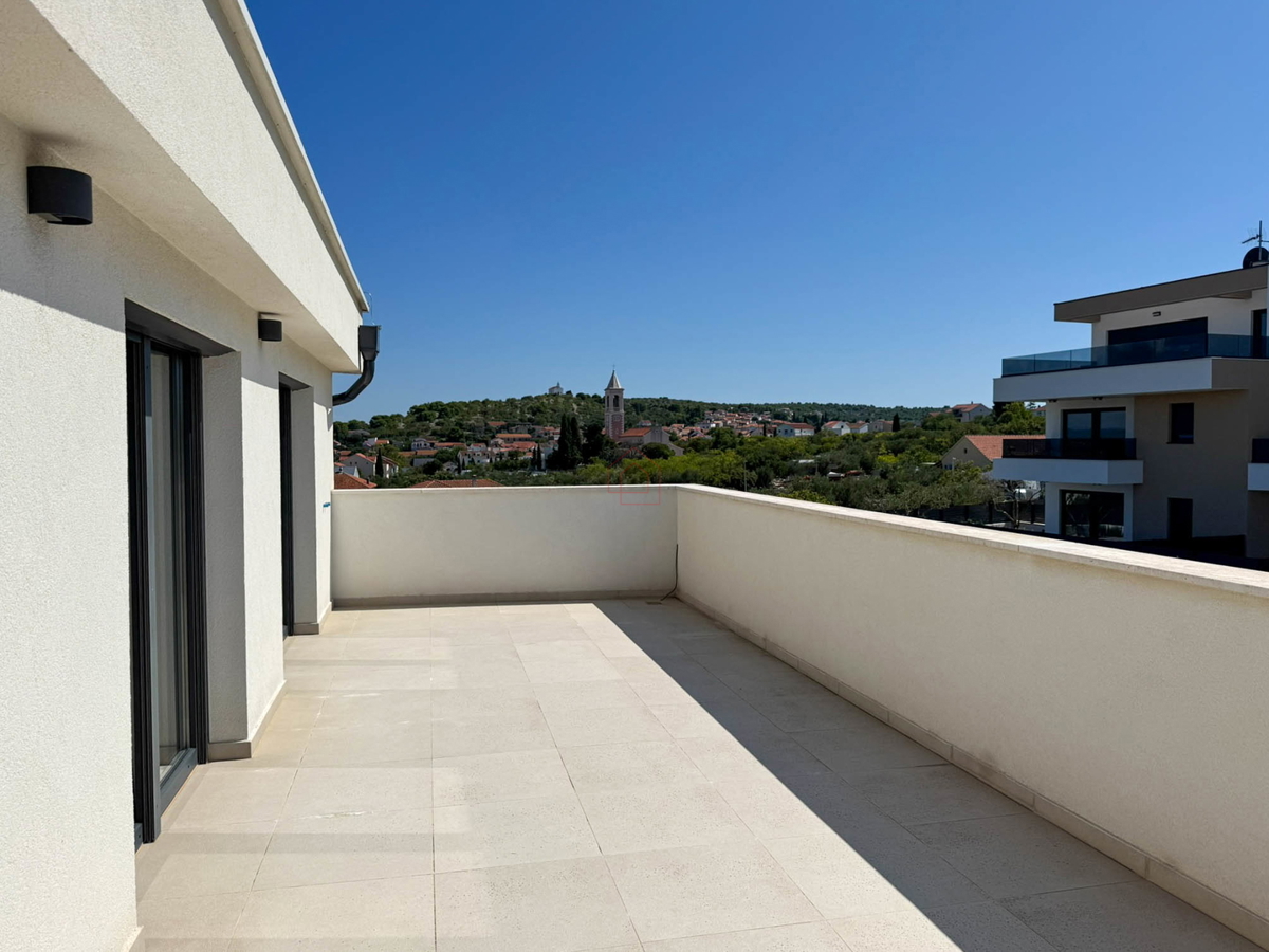 Penthouse s tremi spalnicami, s panoramskim razgledom in garažo