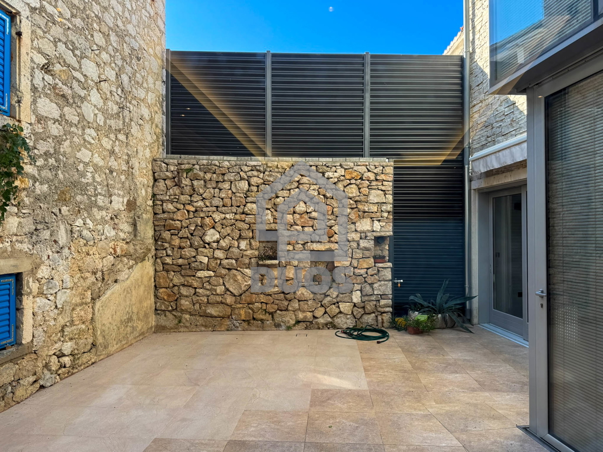 Čudovito prenovljena in moderno urejena kamnita hiša v središču Murtera z dvigalom