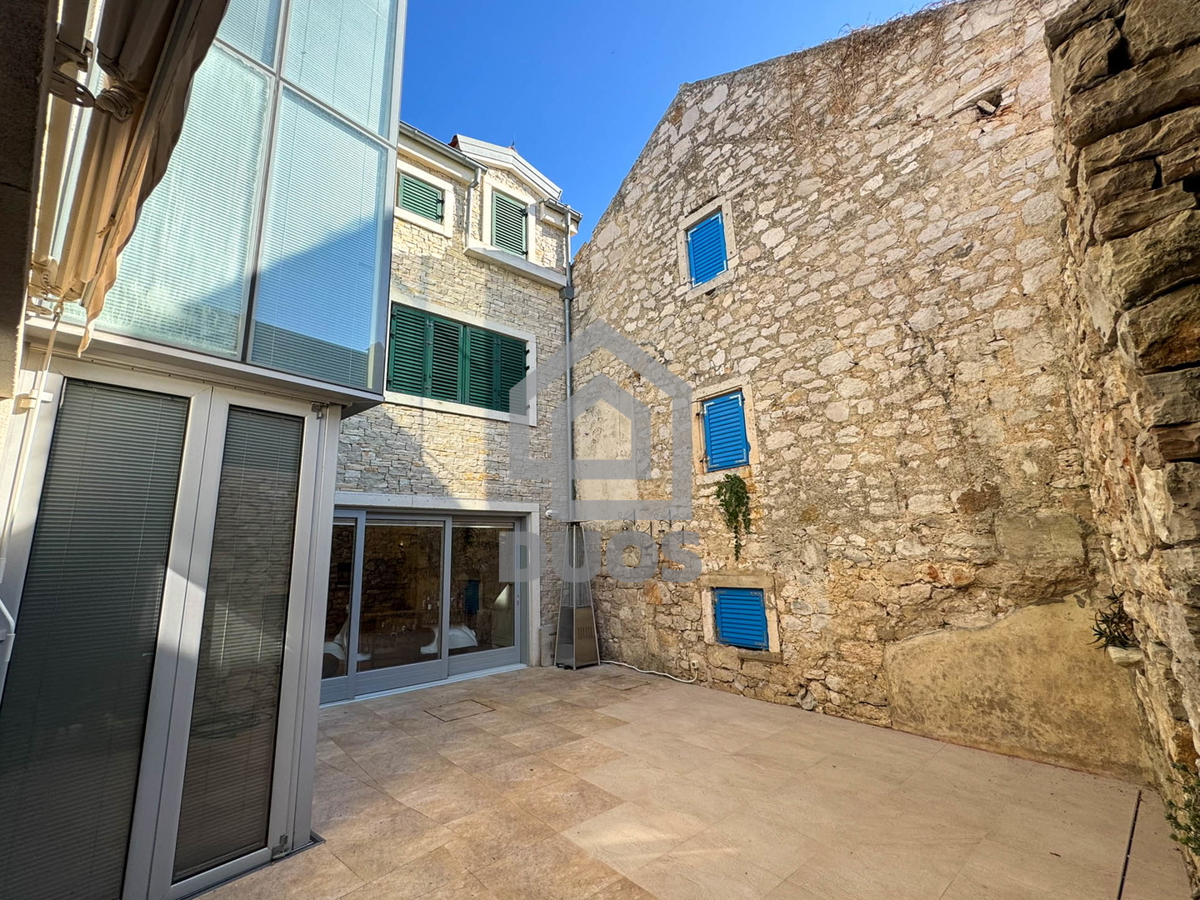 Čudovito prenovljena in moderno urejena kamnita hiša v središču Murtera z dvigalom