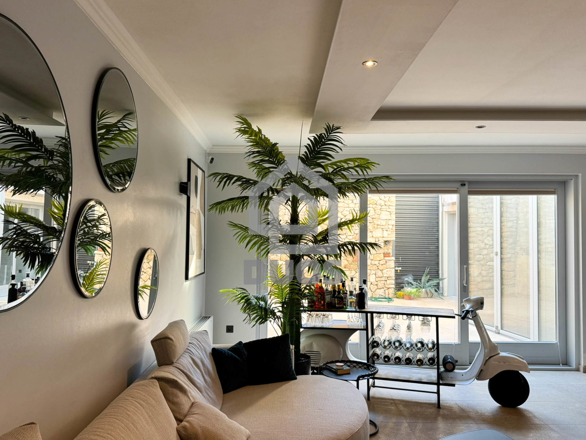 Čudovito prenovljena in moderno urejena kamnita hiša v središču Murtera z dvigalom