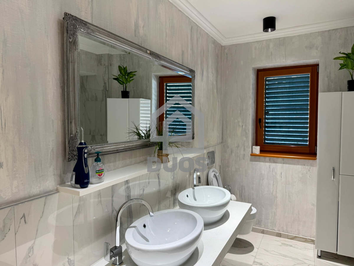 Čudovito prenovljena in moderno urejena kamnita hiša v središču Murtera z dvigalom