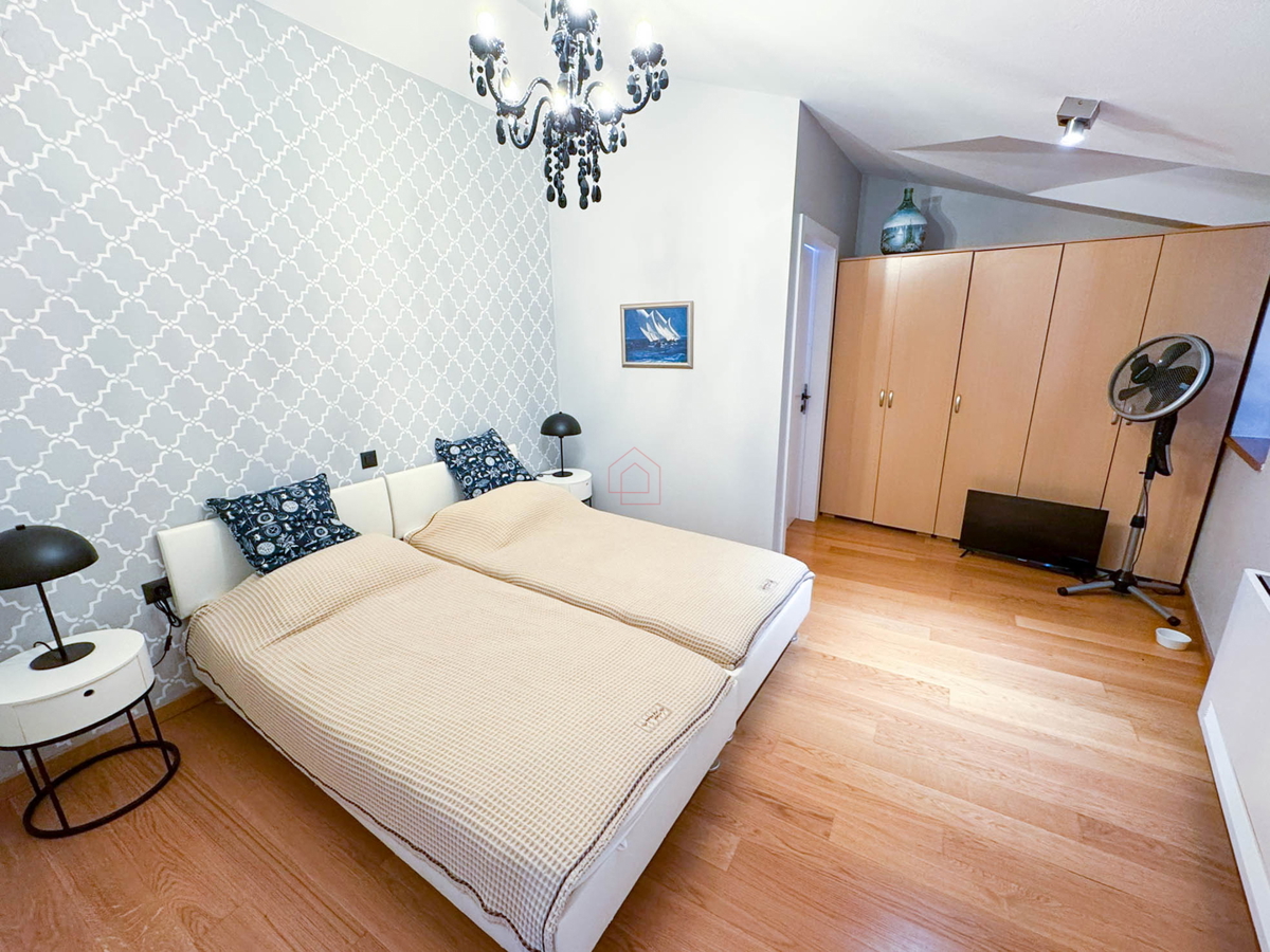 Čudovito prenovljena in moderno urejena kamnita hiša v središču Murtera z dvigalom