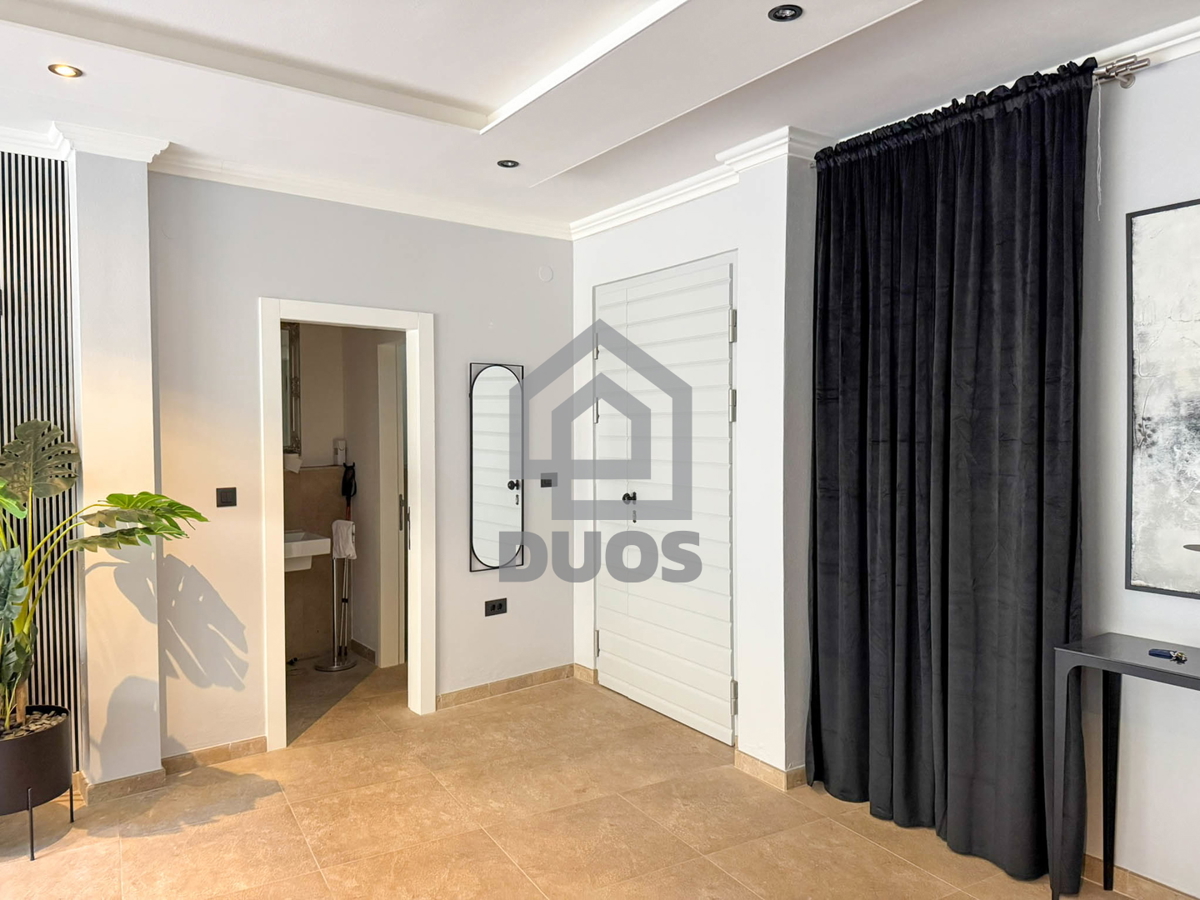 Čudovito prenovljena in moderno urejena kamnita hiša v središču Murtera z dvigalom