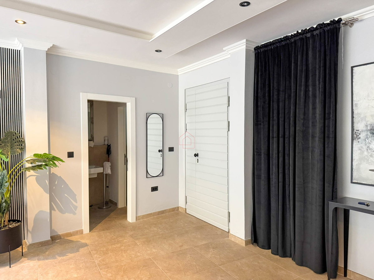 Čudovito prenovljena in moderno urejena kamnita hiša v središču Murtera z dvigalom