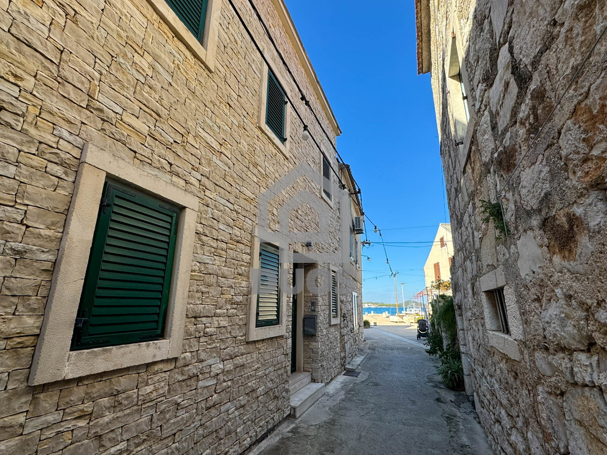 Čudovito prenovljena in moderno urejena kamnita hiša v središču Murtera z dvigalom