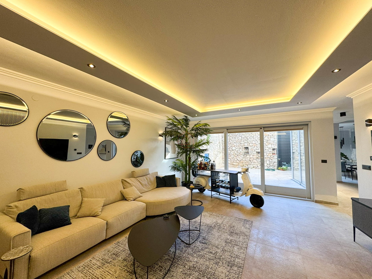 Čudovito prenovljena in moderno urejena kamnita hiša v središču Murtera z dvigalom