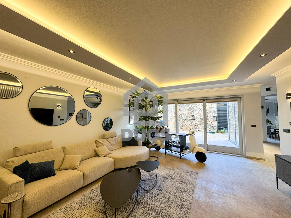 Čudovito prenovljena in moderno urejena kamnita hiša v središču Murtera z dvigalom