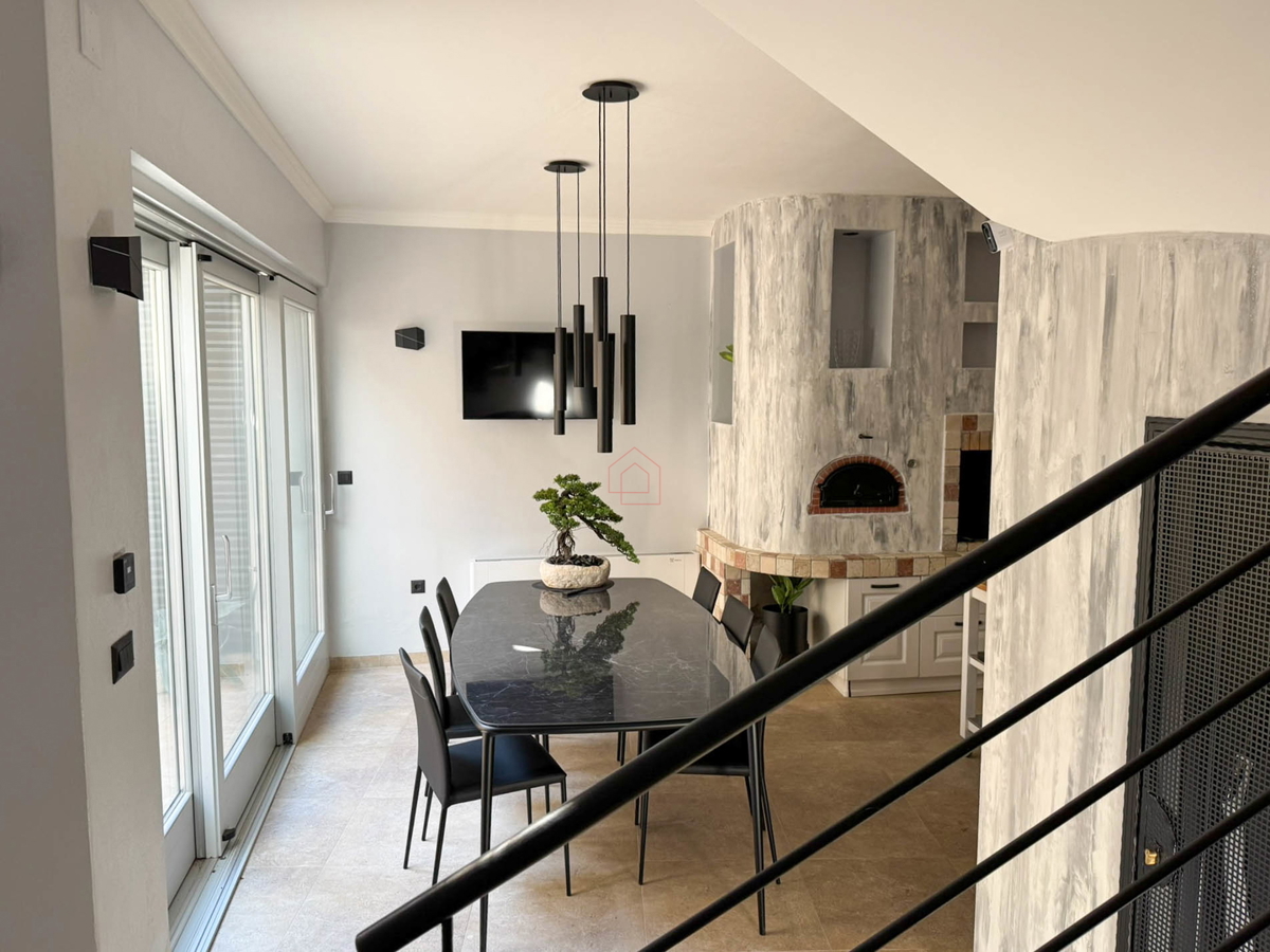 Čudovito prenovljena in moderno urejena kamnita hiša v središču Murtera z dvigalom