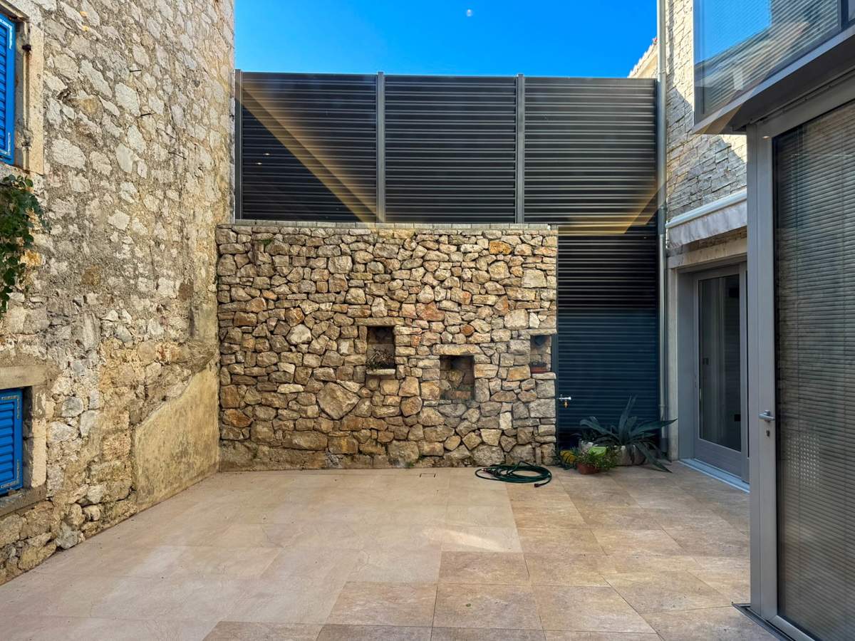 Čudovito prenovljena in moderno urejena kamnita hiša v središču Murtera z dvigalom