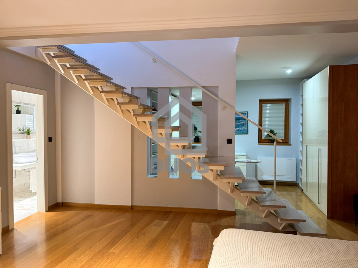 Čudovito prenovljena in moderno urejena kamnita hiša v središču Murtera z dvigalom