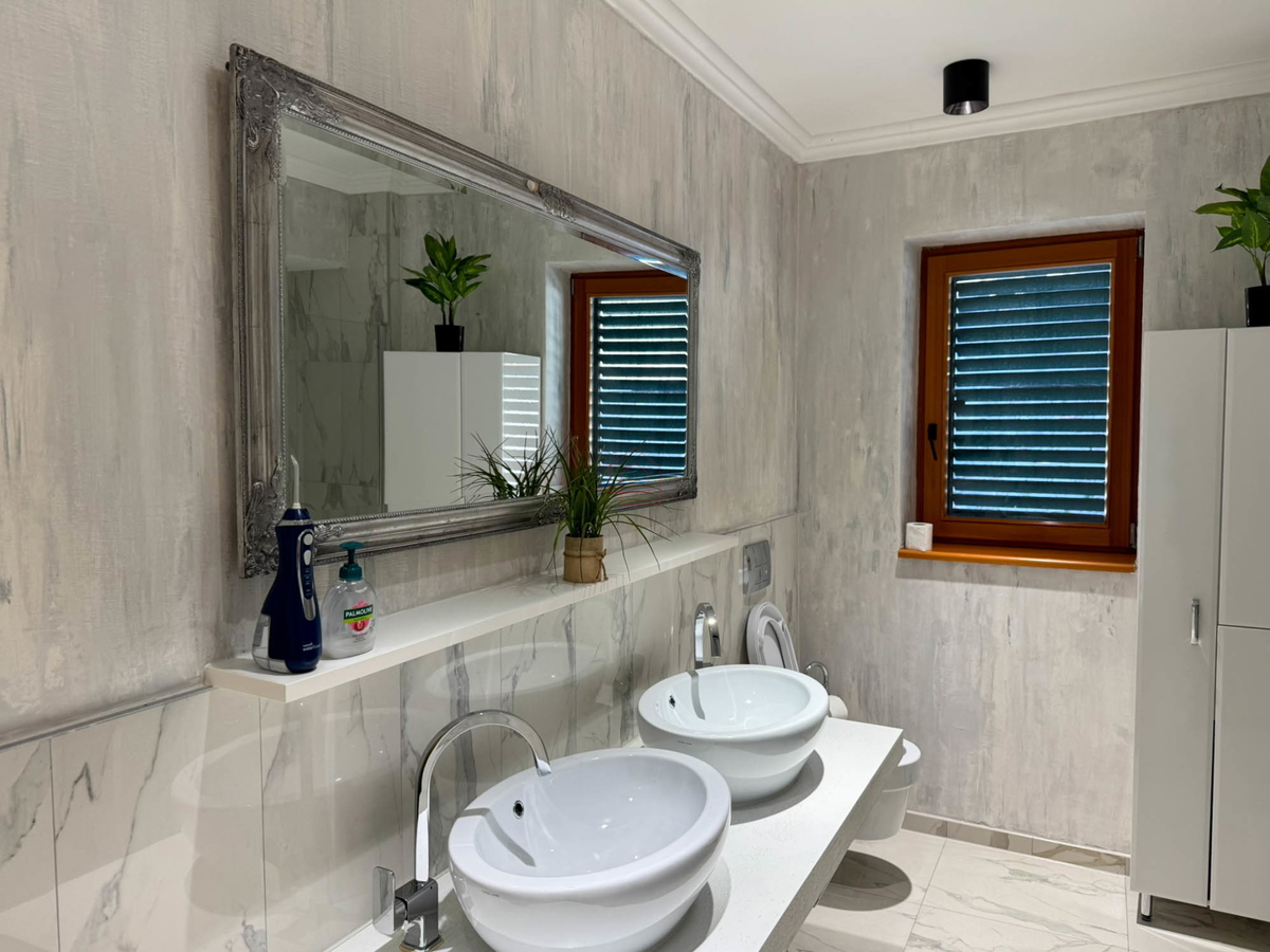 Čudovito prenovljena in moderno urejena kamnita hiša v središču Murtera z dvigalom