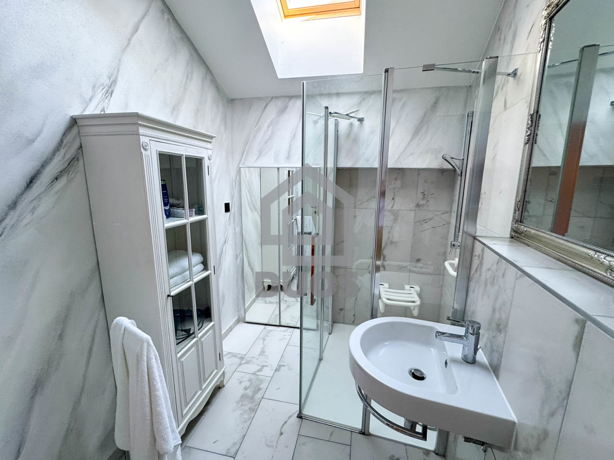 Čudovito prenovljena in moderno urejena kamnita hiša v središču Murtera z dvigalom