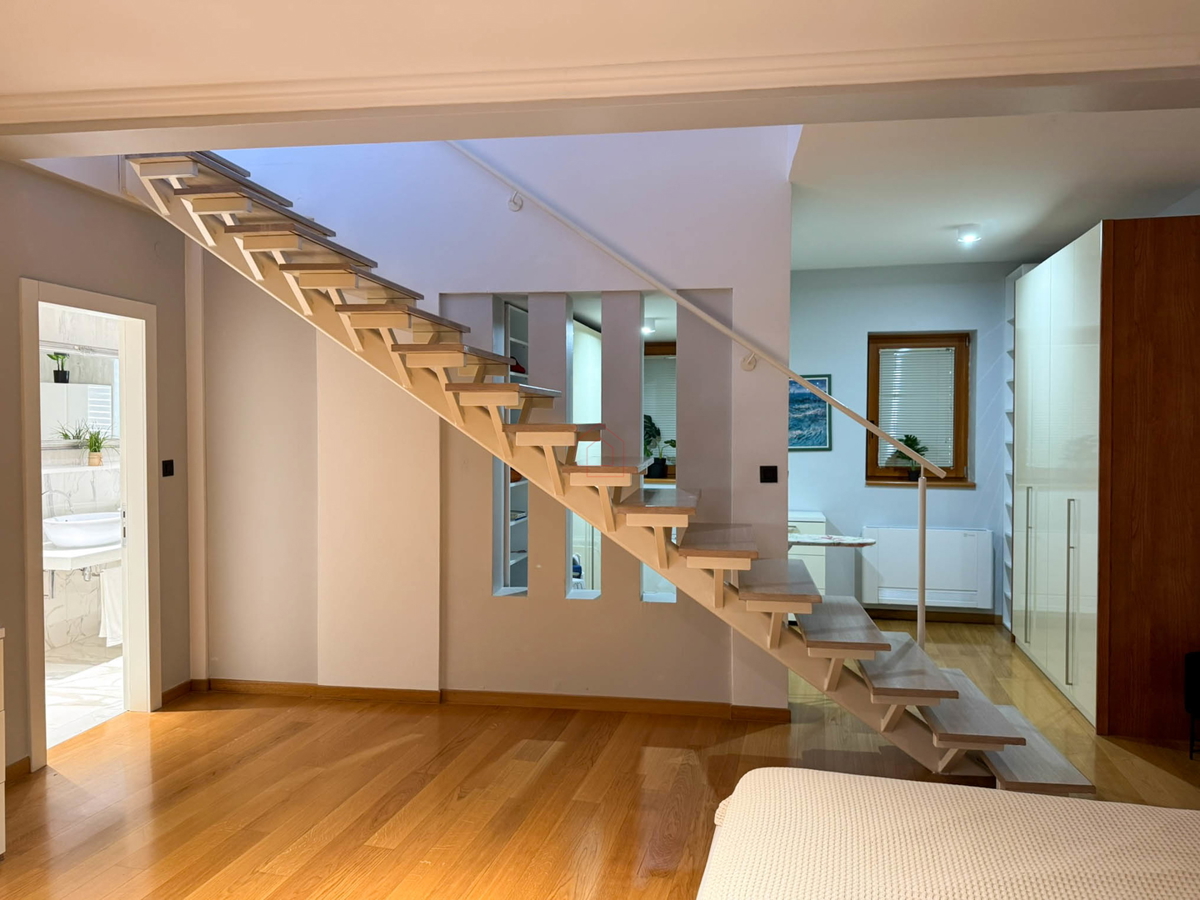 Čudovito prenovljena in moderno urejena kamnita hiša v središču Murtera z dvigalom