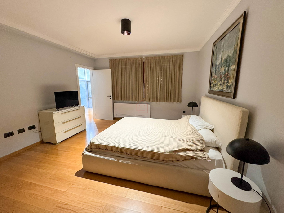 Čudovito prenovljena in moderno urejena kamnita hiša v središču Murtera z dvigalom