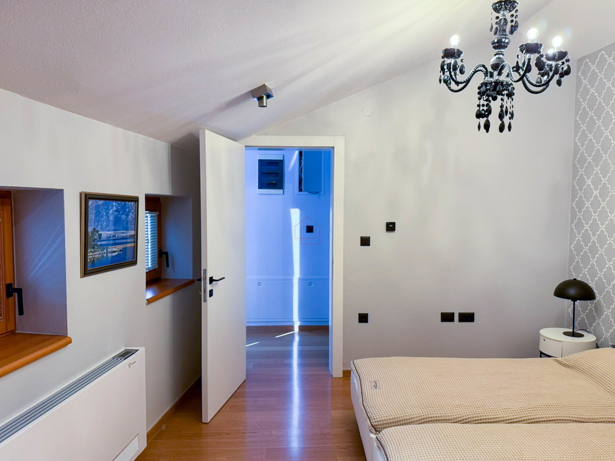 Čudovito prenovljena in moderno urejena kamnita hiša v središču Murtera z dvigalom