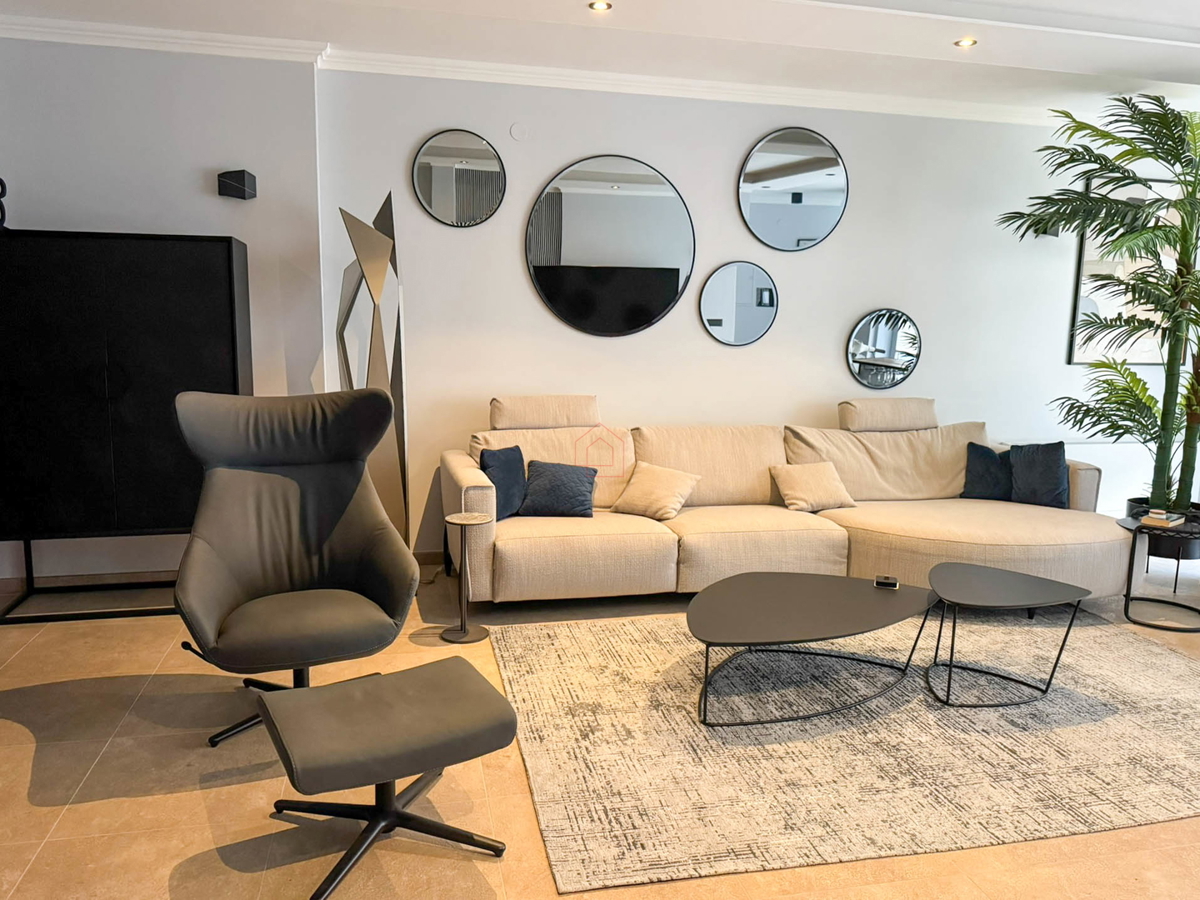 Čudovito prenovljena in moderno urejena kamnita hiša v središču Murtera z dvigalom