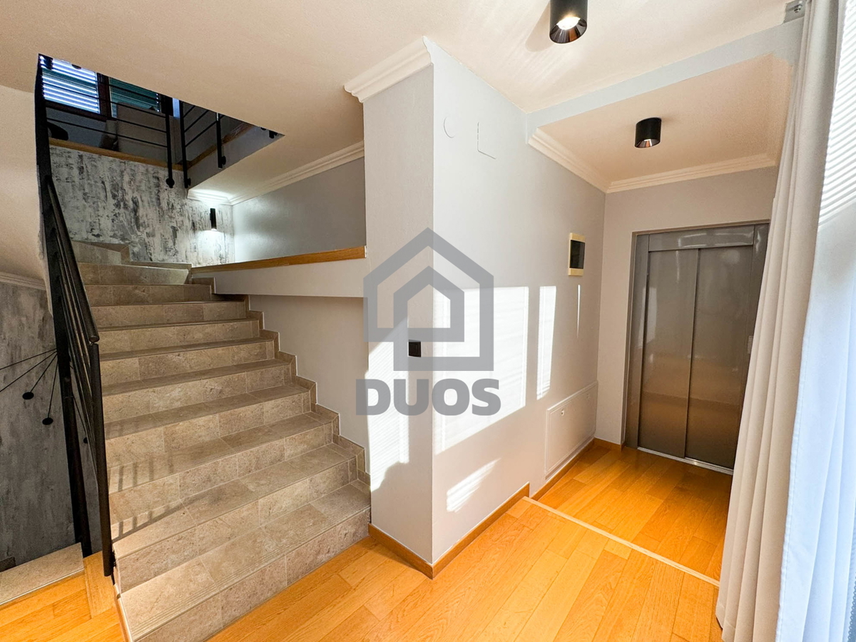 Čudovito prenovljena in moderno urejena kamnita hiša v središču Murtera z dvigalom