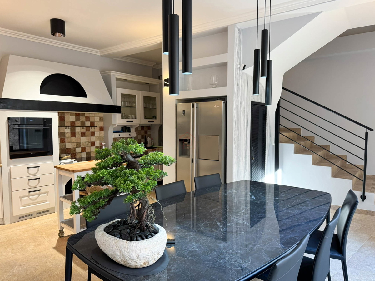 Čudovito prenovljena in moderno urejena kamnita hiša v središču Murtera z dvigalom